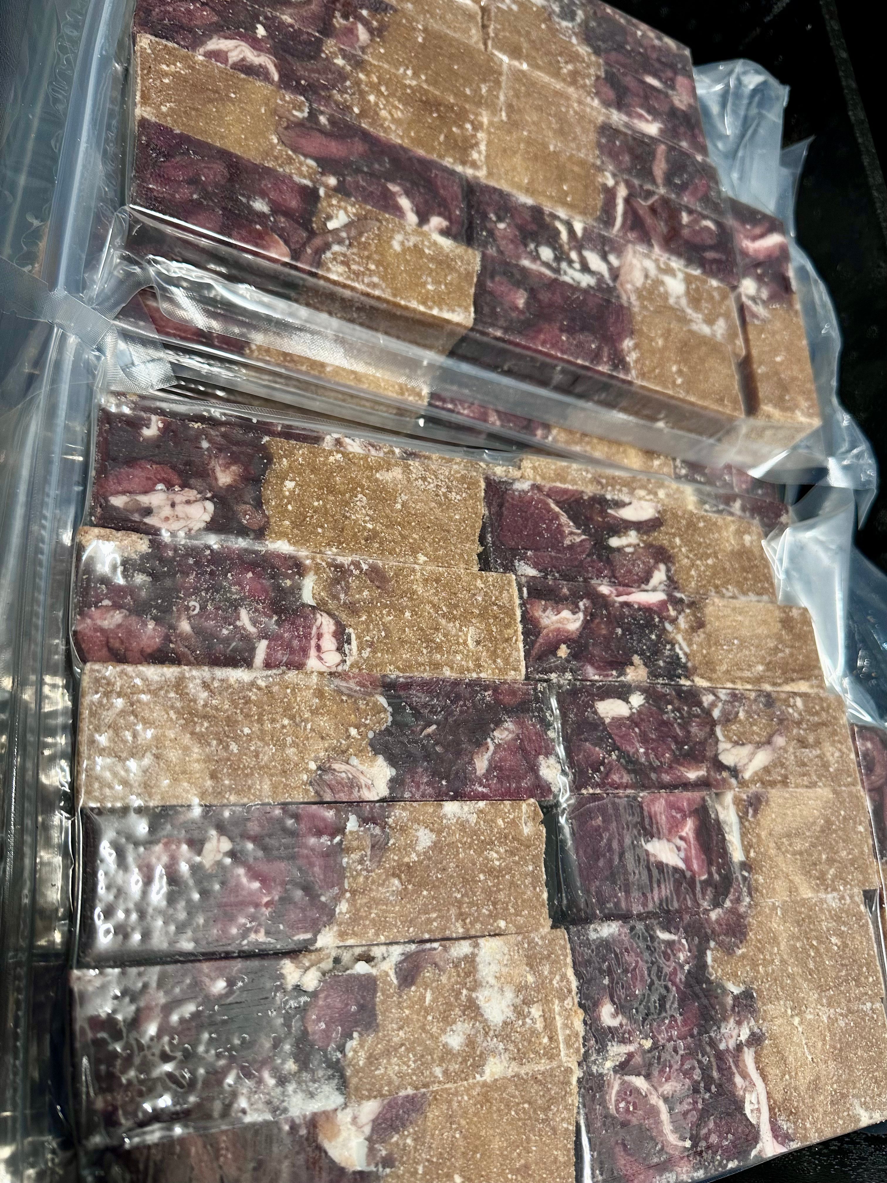 Gekochtes Hirschfleisch mit Hirse