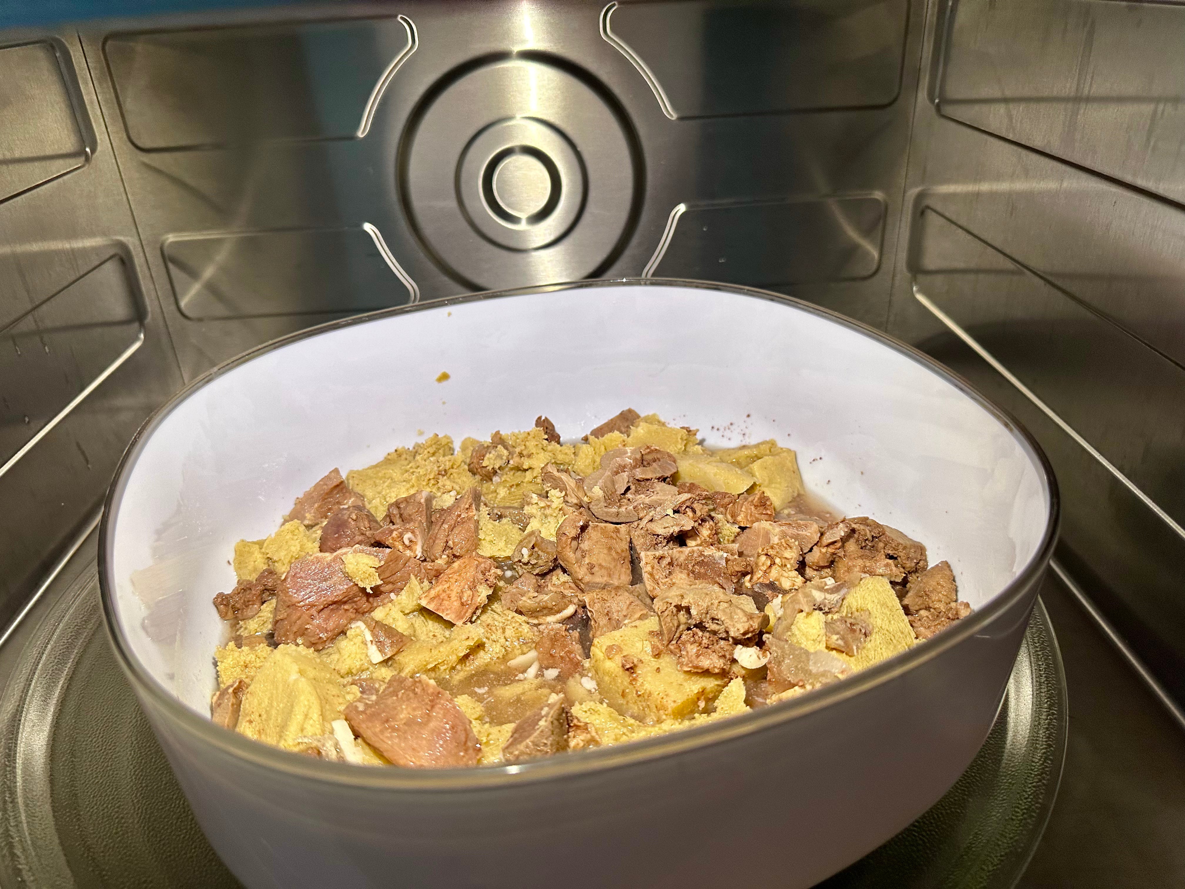 Gekochtes Hirschfleisch mit Hirse