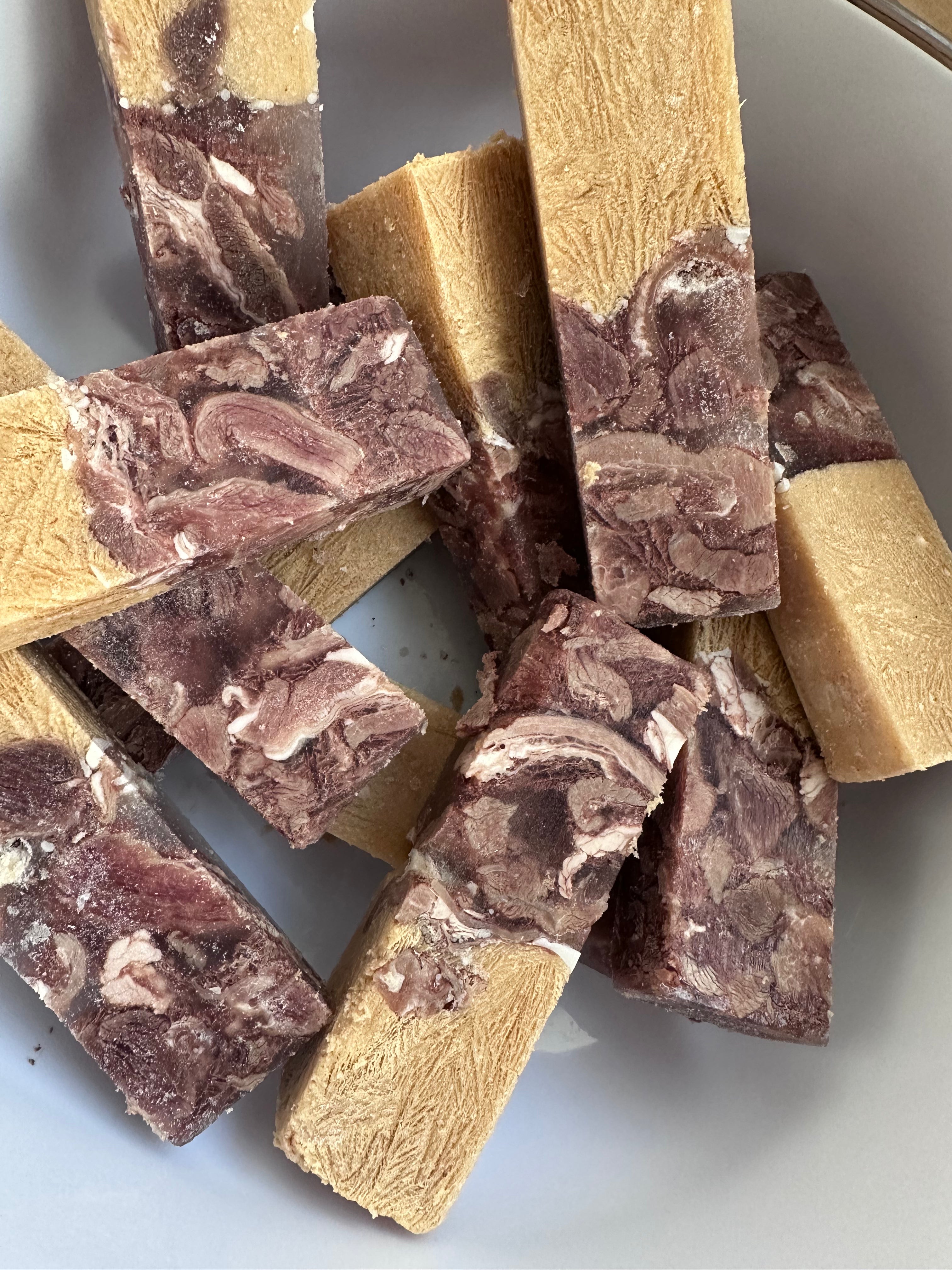Gekochtes Hirschfleisch mit Hirse